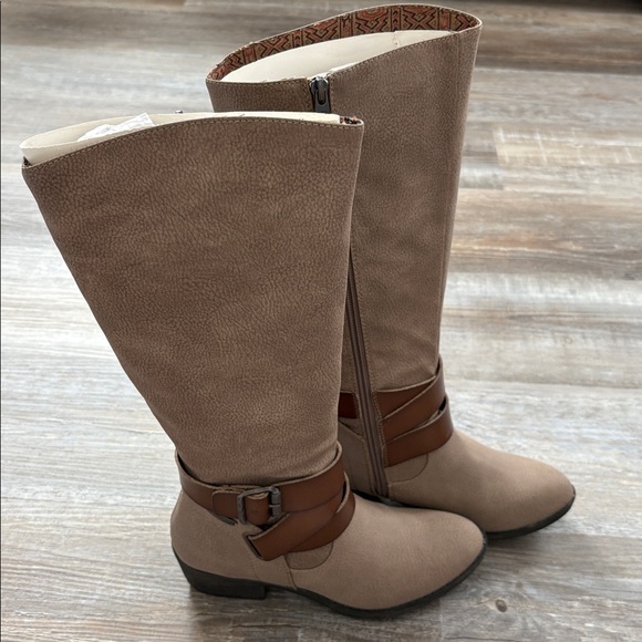 Brown Boot - Picture 2 of 4